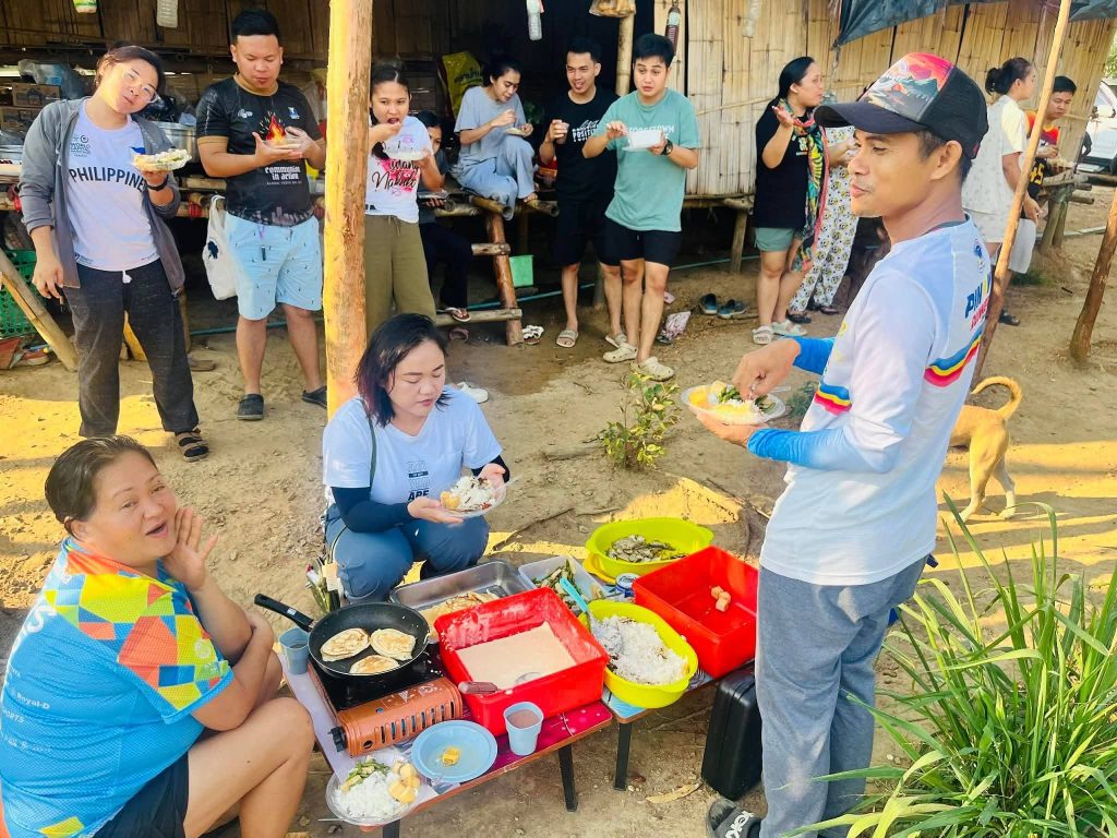 Volunteers preparing the food